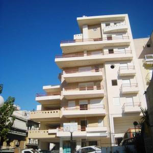 ΕΠΤΑΟΡΟΦΗ ΟΙΚΟΔΟΜΗ ΜΕ ΥΠΟΓΕΙΟ PILOTIS ΚΑΙ ΔΩΜΑ