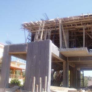 ΤΡΙΩΡΟΦΗ ΟΙΚΟΔΟΜΗ ΜΕ ΥΠΟΓΕΙΟ