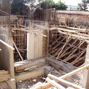 ΠΕΝΤΑΟΡΟΦΗ ΟΙΚΟΔΟΜΗ ΜΕ ΥΠΟΓΕΙΟ PILOTIS ΚΑΙ ΔΩΜΑ